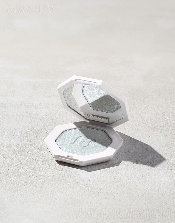 FentyBeauty3D y{(ln)(\ɹ{(ln))